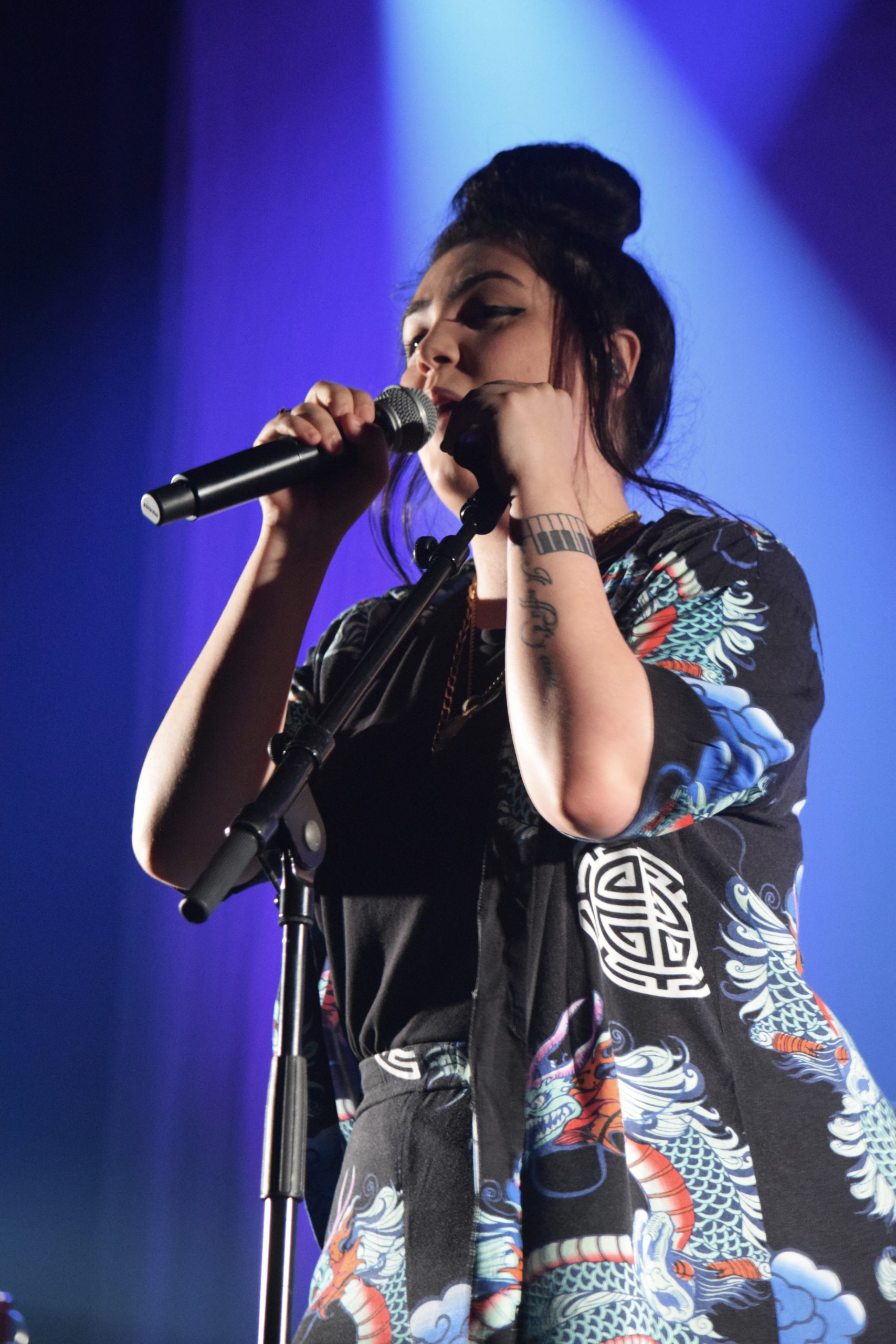 MADAME QUI CHANTE